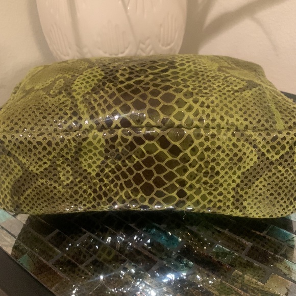 Clara. V Midi Sac Snake Embossed Leather Crossbody Bag
CLARE V. - Picture 9 of 14